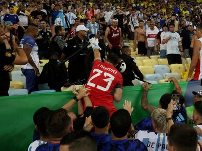 Foto: Ricuh Suporter di Maracana, Ada Emi Martinez Vs Polisi