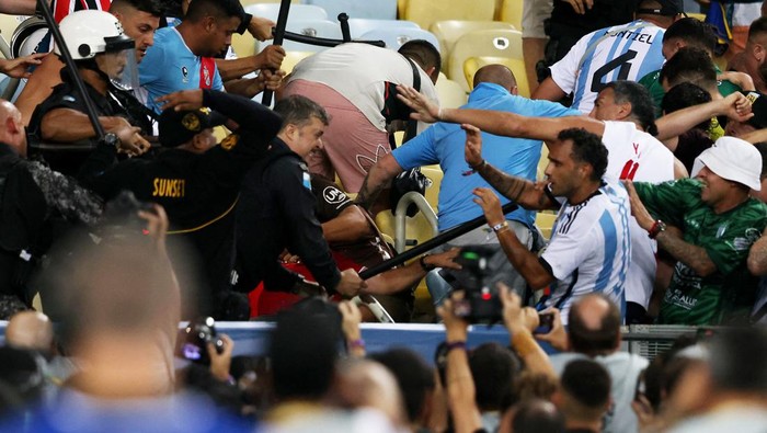 Ricuh di Maracana, Brasil vs Argentina Soccer Football - World Cup - South American Qualifiers - Brazil v Argentina - Estadio Maracana, Rio de Janeiro, Brazil - November 21, 2023 Fans clash in the stands with security staff causing a delay to the start of the match REUTERS/Sergio Moraes