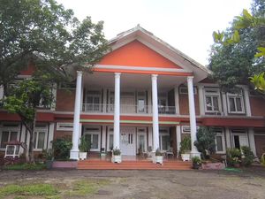 Masih Ingat Rumah Merah yang Sering Dipakai Syuting Sinetron Azab? Kini Terbengkalai Masih Ingat Rumah Merah yang Sering Dipakai Syuting Sinetron Azab? Kini Terbengkalai