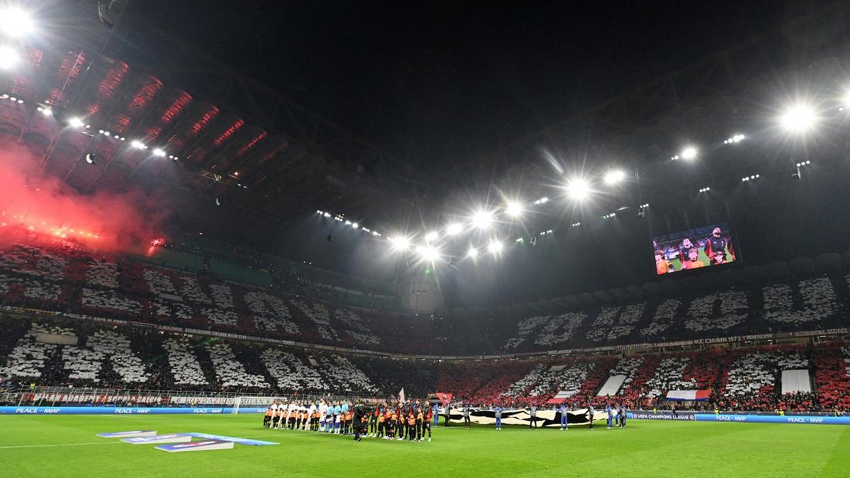 San Siro termasuk salah satu stadion tua di Italia (REUTERS/DANIELE MASCOLO)