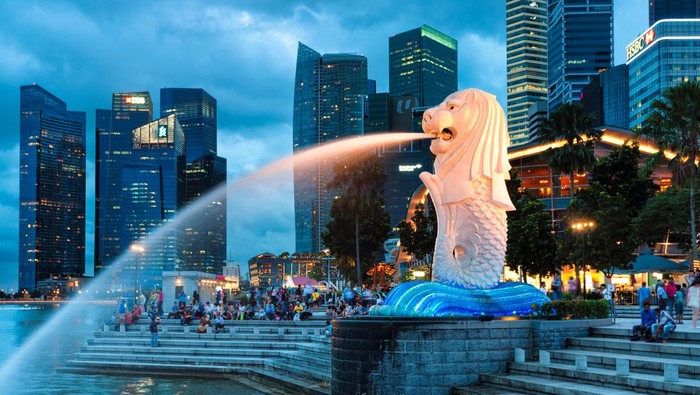 Singapura Singapore, Singapore - December 22, 2013: The Merlion fountain lit up at night in Singapore.