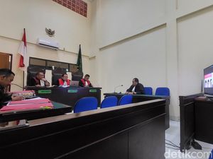 Meleleh Air Mata Cicah dengar Suami Divonis 10 Bulan Penjara Meleleh Air Mata Cicah dengar Suami Divonis 10 Bulan Penjara