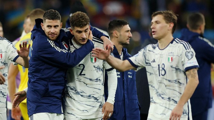 Soccer Football - Euro 2024 Qualifier - Group C - Ukraine v Italy - BayArena, Leverkusen, Germany - November 20, 2023 Italys Jorginho and Giovanni Di Lorenzo celebrate qualifying for Euro 2024 REUTERS/Thilo Schmuelgen