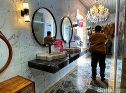 Reaksi Warga saat Datangi Toilet Sultan di SPBU Sukabumi