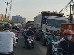 Perbup Nggak Mempan! Pagi-pagi Truk Tambang Sudah Kepung Permukiman Parung Panjang