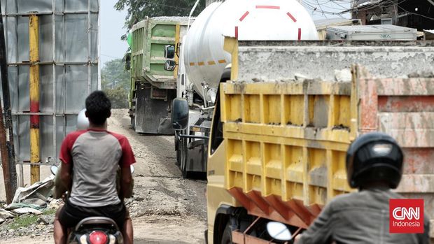 Warga Parung Panjang, Kabupaten Bogor, mengungkapkan rasa jengah dengan operasi truk tambang batu yang wira-wiri jalan raya di kawasan tersebut yang dinilai tak kenal waktu sehingga mengganggu aktivitas warga dan kenyamanan lingkungan pemukiman di sekitarnya. Rabu (23/11/2023). (CNN Indonesia/Andry Novelino)