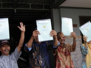15 Tahun Menunggu, Korban Lumpur Lapindo Akhirnya Terima Sertifikat Tanah 15 Tahun Menunggu, Korban Lumpur Lapindo Akhirnya Terima Sertifikat Tanah