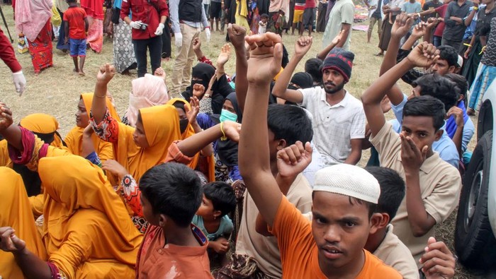 Sejumlah imigran etnis Rohingya yang dipindahkan dari Pantai Ujong Kareung Sabang menunggu pendataan setibanya di tempat penampungan sementara di gedung eks kantor Imigrasi, Punteuet, Lhokseumawe, Aceh, Kamis (23/11/2023). Sebanyak 514 orang imigran Rohingya yaitu terdiri dari 222 orang terdampar di Kota Sabang, 36 orang di Aceh Timur dan 256 orang di Kabupaten Bireuen, ditampung sementara di gedung eks kantor Imigrasi hingga 3 bulan ke depan. ANTARA FOTO/Rahmad/nym.