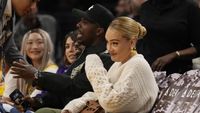 Foto: Gaya Adele Nge-Date Bareng Suami di Pertandingan NBA, Cincin Disorot