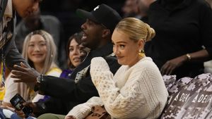 Foto: Gaya Adele Nge-Date Bareng Suami di Pertandingan NBA, Cincin Disorot