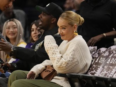Foto: Gaya Adele Nge-Date Bareng Suami di Pertandingan NBA, Cincin Disorot