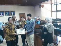 UNS Peduli Berikan Bantuan untuk 3 Mahasiswa Asal Palestina