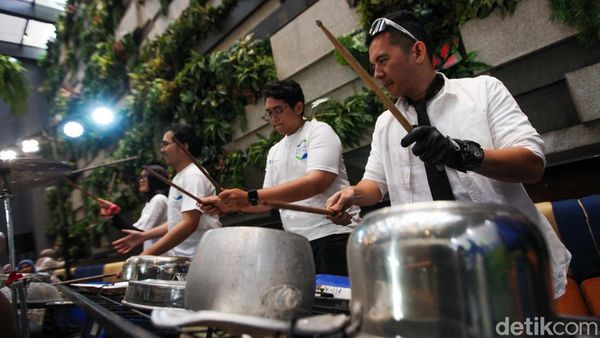 Barang Bekas Disulap Jadi Alat Musik, Nih Lihat