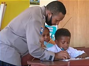 Kisah Bripka Arui Mengajar Siswa SD di Papua Barat Daya Seorang Diri Kisah Bripka Arui Mengajar Siswa SD di Papua Barat Daya Seorang Diri