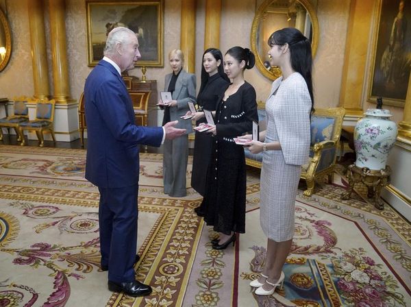 Foto-foto BLACKPINK Terima Bintang Kekaisaran Britania Raya