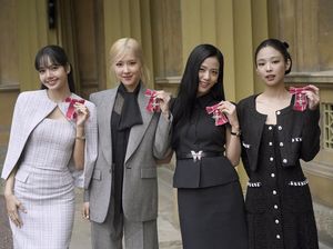 BLACKPINK Dianugerahi Penghargaan MBE Oleh Raja Charles BLACKPINK Dianugerahi Penghargaan MBE Oleh Raja Charles