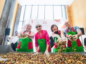 Di Akhir Tahun, Hotel Ini Mulai dengan Bagi-bagi Kue Manis