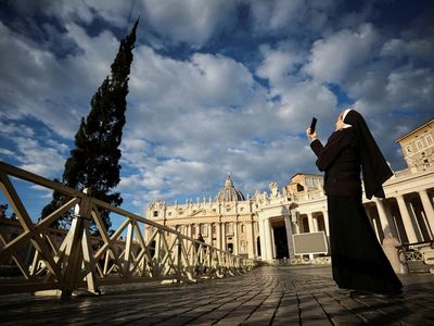 Dekorasi Pohon Natal Berdiri Tegak di Vatikan