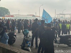 Demo Buruh Belum Bubar Sore Ini, Massa Blokade Jalan di Cikarang