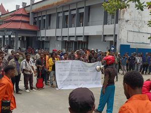Ditolak Mahasiswa, Ganjar Batal Isi Kuliah Umum di Uncen Papua Ditolak Mahasiswa, Ganjar Batal Isi Kuliah Umum di Uncen Papua