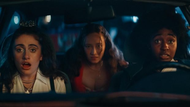 Film Bottoms (2023) Rachel Sennott dan Ayo Edebiri dalam film Bottoms (2023). (ORION Pictures Inc. via IMDb)