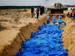 Pilu Puluhan Jenazah Tak Dikenal Dimakamkan di Kuburan Massal di Gaza