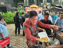 Firli Tersangka, Eks Pegawai Bawa Gerobak Nasi Goreng ke Gedung KPK