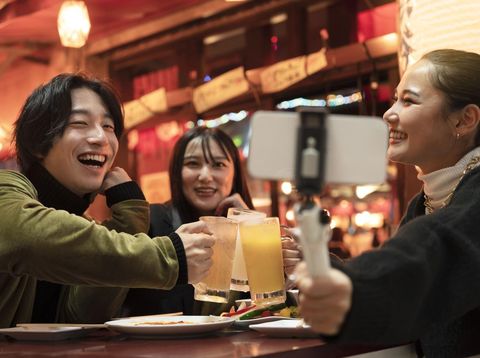 Ilustrasi mengonsumsi alkohol