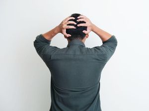 4 Tips Cepat Atasi Sakit Kepala Mencengkram Bagian Belakang 4 Tips Cepat Atasi Sakit Kepala Mencengkram Bagian Belakang