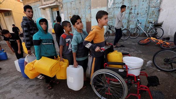 Potret Anak-anak Antre Air Bersih di Gaza