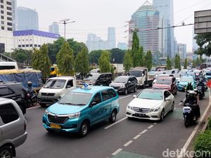Ada Demo di Depan DPR, Jalan Gatsu Macet Panjang Siang Ini