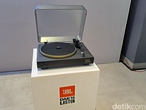 JBL Luncurkan Spinner BT, Pemutar Vinyl Unik Bebas Kabel JBL Luncurkan Spinner BT, Pemutar Vinyl Unik Bebas Kabel