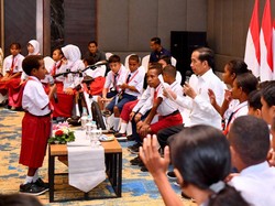 Momen Jokowi Takjub Dengar Pertanyaan Siswa SD: Bangun Papua Mulai dari Mana?