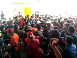 Massa HMI Tanpa Tiket Paksa Masuk Kapal Berujung Ricuh di Pelabuhan Baubau Massa HMI Tanpa Tiket Paksa Masuk Kapal Berujung Ricuh di Pelabuhan Baubau