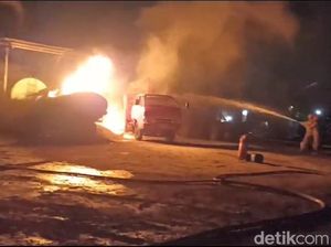 Truk Pengangkut Aspal di Bojonegoro Terbakar gegara Kompresor Panas Truk Pengangkut Aspal di Bojonegoro Terbakar gegara Kompresor Panas