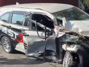Minibus Tabrak Dump Truck di Gowa, 3 Orang Luka-luka Dilarikan ke RS