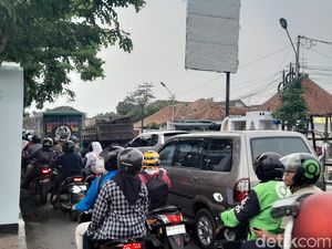 Jam Pulang Kerja Sore Ini, Sekitar Viaduk Gilingan Solo Macet!
