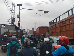 Jalur Pantura Tambun Arah Cibitung Macet, Pemotor Lewat Jalan Alternatif