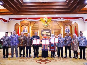 Khofifah Tanda Tangani Kesepakatan Bersama PI 10% di Sejumlah Wilayah Madura
