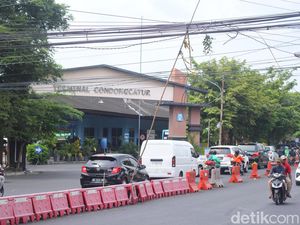 Penampakan Kabel Menjuntai di Depan Terminal Condongcatur Ditopang Bambu Penampakan Kabel Menjuntai di Depan Terminal Condongcatur Ditopang Bambu