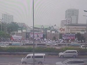 Jalan Depan DPR Dipenuhi Massa Demo, TransJ Arah Slipi Dialihkan ke Tol Jalan Depan DPR Dipenuhi Massa Demo, TransJ Arah Slipi Dialihkan ke Tol