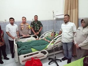 Manajemen Gresik United Jenguk Polisi Korban Kericuhan di Stadion GJOS