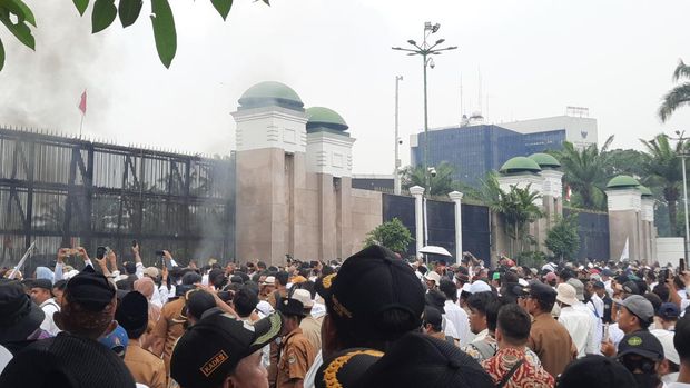 Massa Apdesi Bakar-bakar Depan Gedung DPR