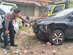Brak! Mobil Tabrak 2 Motor Lalu Nyelonong Masuk Minimarket di Sukoharjo