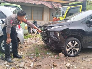 Brak! Mobil Tabrak 2 Motor Lalu Nyelonong Masuk Minimarket di Sukoharjo Brak! Mobil Tabrak 2 Motor Lalu Nyelonong Masuk Minimarket di Sukoharjo