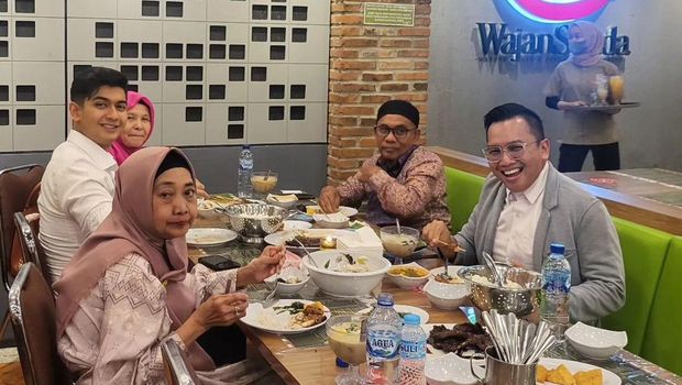 Momen Wisuda Teuku Ryan
