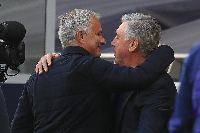 Tottenham Hotspurs Portuguese head coach Jose Mourinho (L) greets Evertons Italian head coach Carlo Ancelotti ahead of the English Premier League football match between Tottenham Hotspur and Everton at Tottenham Hotspur Stadium in London, on July 6, 2020. (Photo by Adam Davy / POOL / AFP) / RESTRICTED TO EDITORIAL USE. No use with unauthorized audio, video, data, fixture lists, club/league logos or live services. Online in-match use limited to 120 images. An additional 40 images may be used in extra time. No video emulation. Social media in-match use limited to 120 images. An additional 40 images may be used in extra time. No use in betting publications, games or single club/league/player publications. /