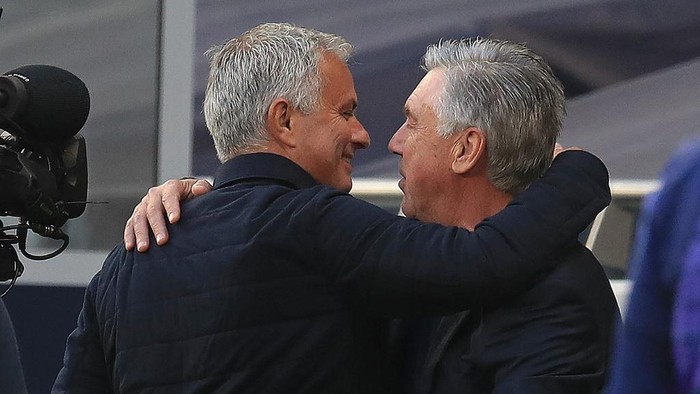 Tottenham Hotspurs Portuguese head coach Jose Mourinho (L) greets Evertons Italian head coach Carlo Ancelotti ahead of the English Premier League football match between Tottenham Hotspur and Everton at Tottenham Hotspur Stadium in London, on July 6, 2020. (Photo by Adam Davy / POOL / AFP) / RESTRICTED TO EDITORIAL USE. No use with unauthorized audio, video, data, fixture lists, club/league logos or live services. Online in-match use limited to 120 images. An additional 40 images may be used in extra time. No video emulation. Social media in-match use limited to 120 images. An additional 40 images may be used in extra time. No use in betting publications, games or single club/league/player publications. /