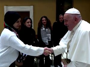 Paus Fransiskus Temui Keluarga Korban Serangan Israel di Gaza