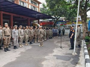 Satpol PP-Polres Garut Amankan 8.400 Botol Miras Senilai Rp 300 Juta Satpol PP-Polres Garut Amankan 8.400 Botol Miras Senilai Rp 300 Juta